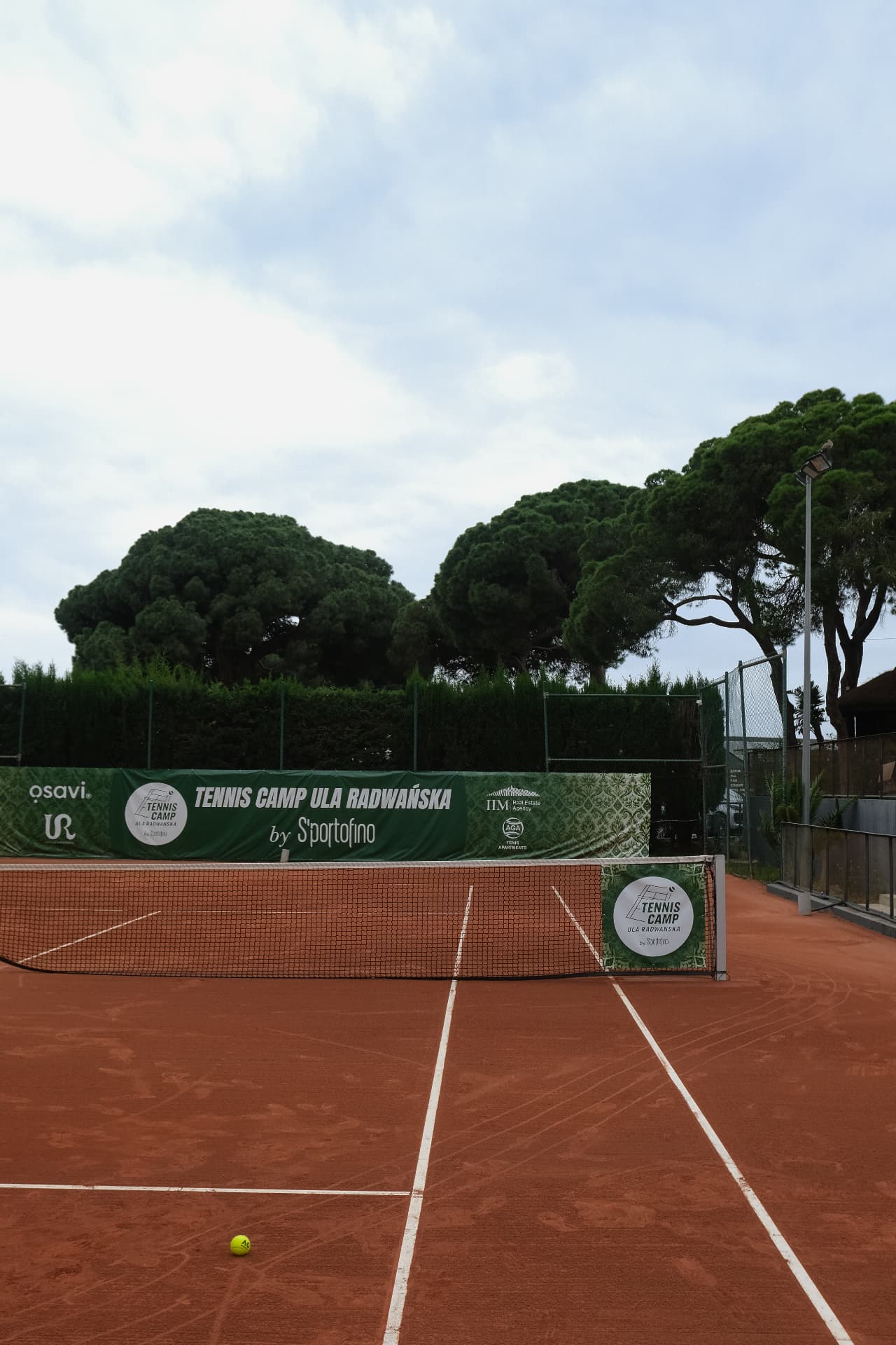 Uczestniczki Tennis Experience na korcie w Marbelli
